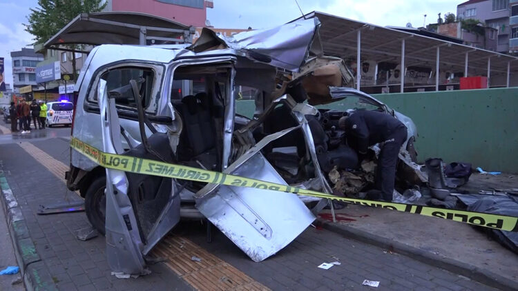 Durağa çarpan araç ikiye bölündü: 2 ölü, 1 yaralı