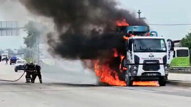 Düzce'de belediyeye ait vidanjörde yangın