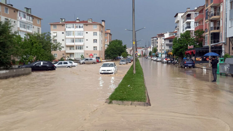 Edirne ve Çorlu'da kuvvetli yağmur