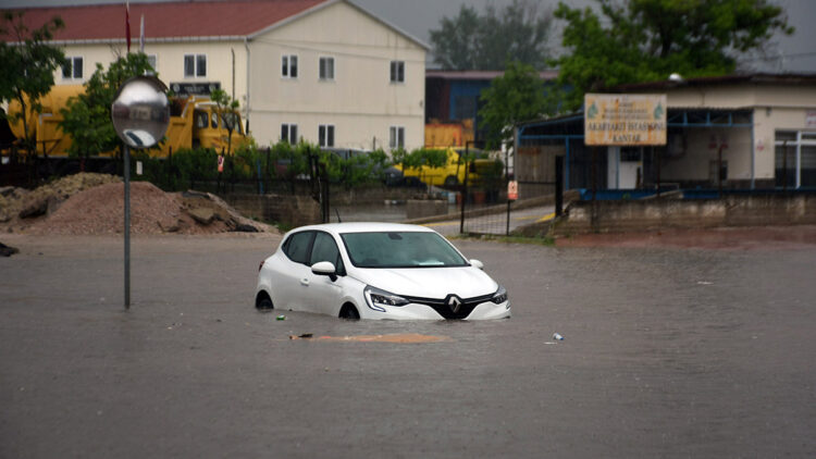Edirne'de kuvvetli yağmur; evleri su bastı