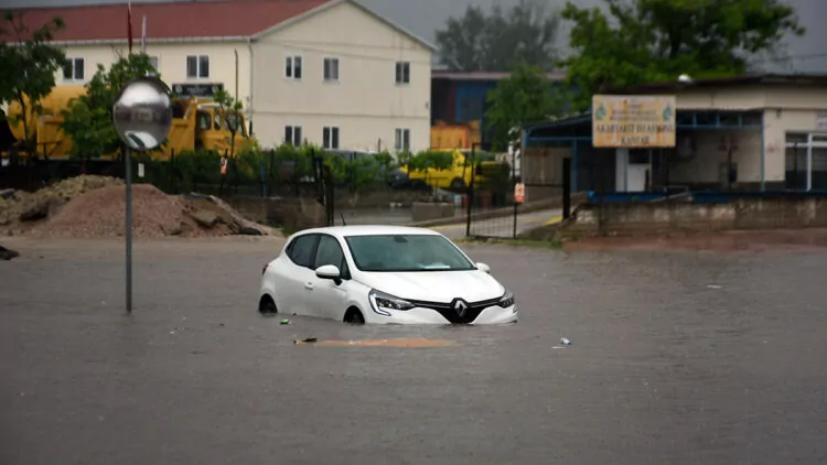 Edirne'de kuvvetli yağmur; evleri su bastı