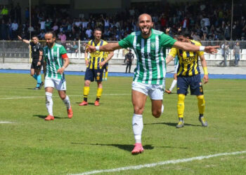 Efeler'de İshak Kurt tacı taktı