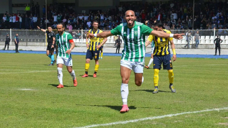 Efeler'de İshak Kurt tacı taktı