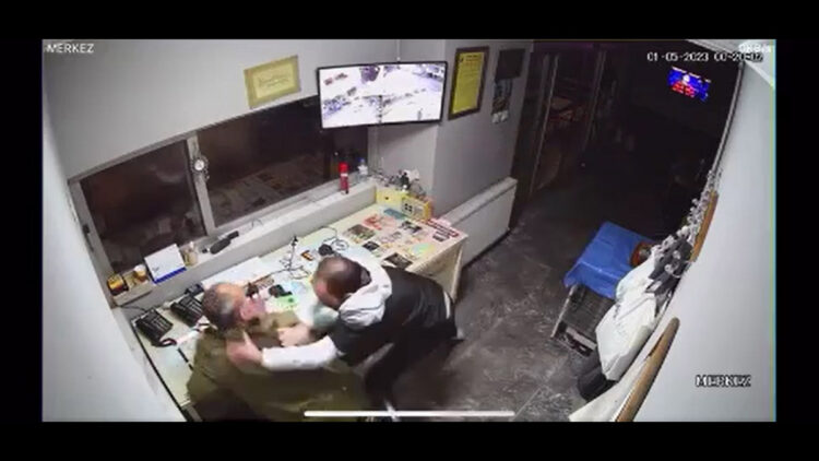 Engelli durak çalışanını 'taksi yok' diye darbetti