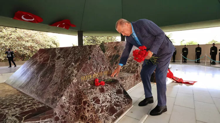 Erdoğan adnan menderes'in kabrini ziyaret etti