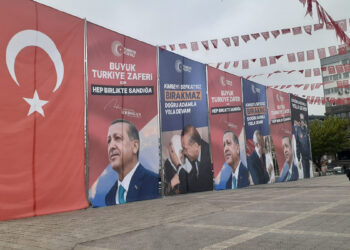 Erdoğan'ın olduğu afişleri yakan şüpheliye gözaltı
