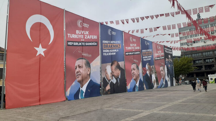 Erdoğan'ın olduğu afişleri yakan şüpheliye gözaltı