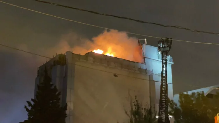 Esenyurt'ta 4 katlı metruk binada yangın