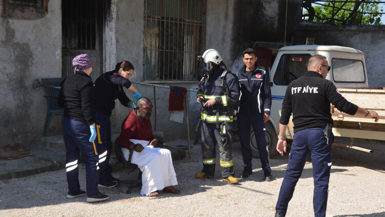 Evde çıkan yangında mahsur kalan engelli kurtarıldı