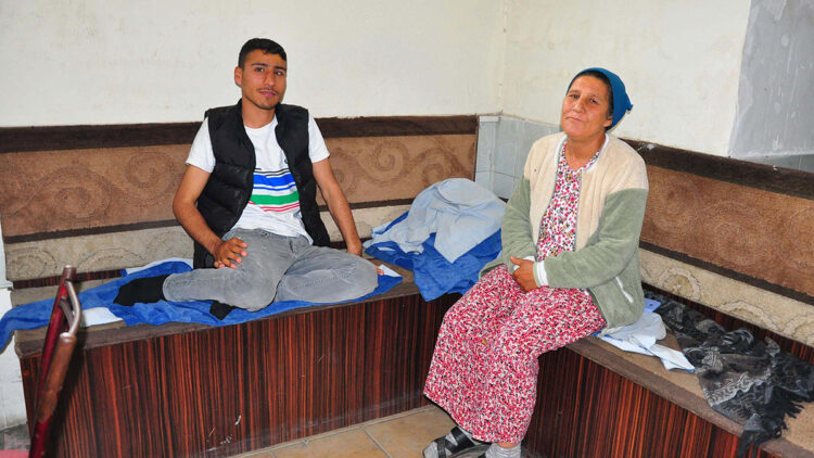 Evden çıkarılan kiracı, engelli 2 oğluyla kahvehaneye sığındı