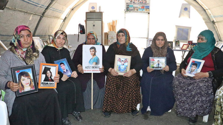 Evlat nöbeti tutan aileler Anneler Günü’ne buruk giriyor