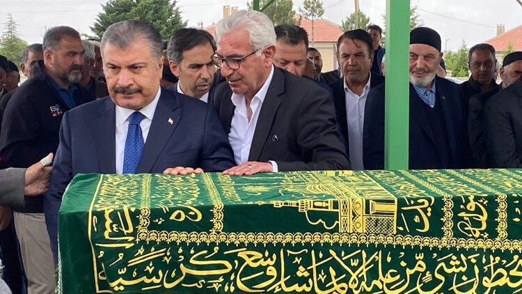 Fahrettin Koca anneannesinin cenaze törenine katıldı