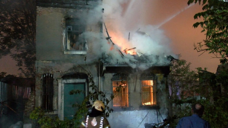 Fatih'te 2 katlı metruk binada yangın çıktı