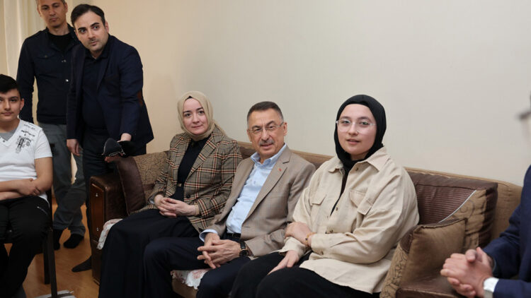 Fuat Oktay, depremzede Aleyna Ölmez'i ziyaret etti