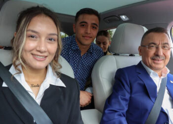 Fuat Oktay, gençlere Togg deneyimi yaşattı