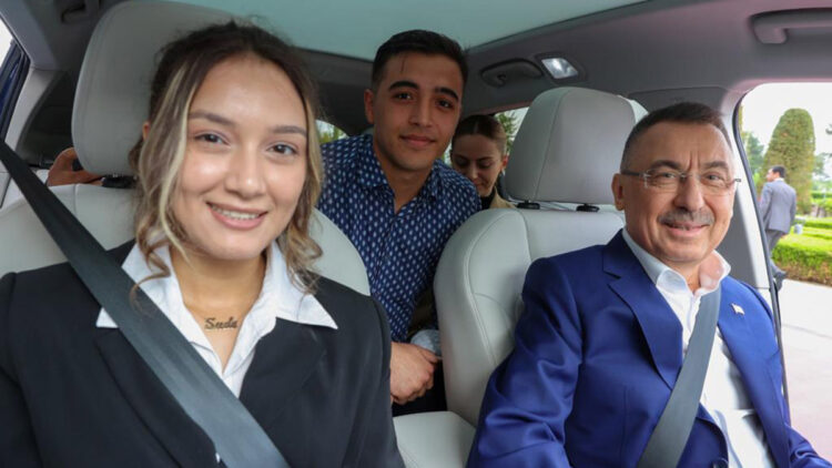 Fuat Oktay, gençlere Togg deneyimi yaşattı