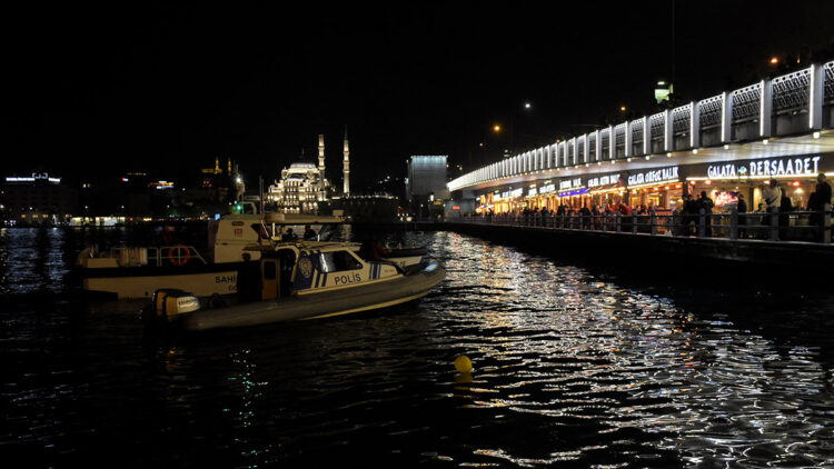 Galata Köprüsü'nden denize atlayan kişi boğuldu