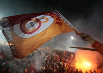 Galatasaray taraftarı Florya'da şampiyonluğu kutladı