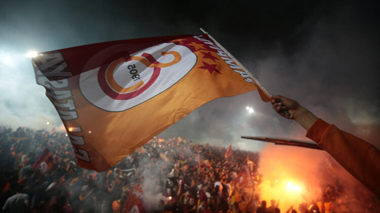 Galatasaray taraftarı Florya'da şampiyonluğu kutladı