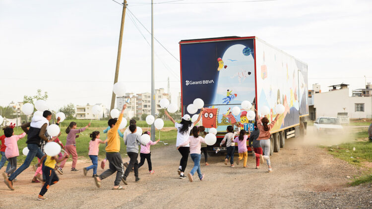 Garanti BBVA'nın gezici TIR’ı deprem bölgesinde