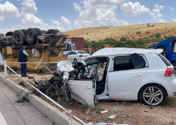 Gaziantep'te kamyon ile çarpışan otomobil takla attı