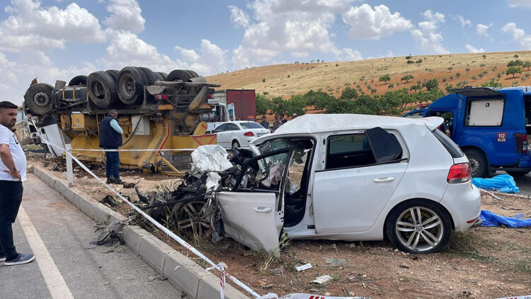Gaziantep'te kamyon ile çarpışan otomobil takla attı