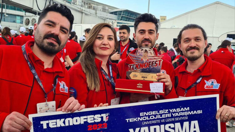 Geliştirdikleri engelli hasta yatağı Teknofest'te birinci oldu