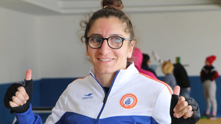 Görme engelli milli judocu, 5 kardeşini okutuyor