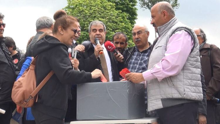 Görme engelliler siyasi partileri protesto etti