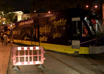 Gülhane'de tramvay raydan çıktı