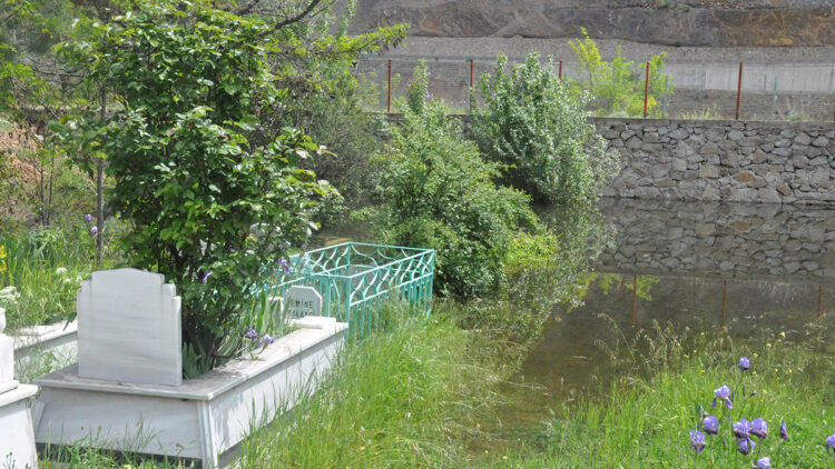 Gümüşhane'de mezarlık su altında kaldı