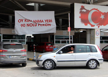 Gurbetçiler oy kullanmak için yıllık izinlerini erkene çekti