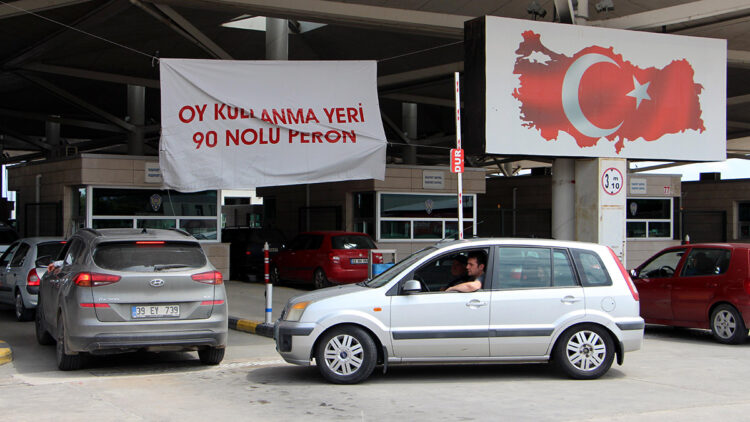 Gurbetçiler oy kullanmak için yıllık izinlerini erkene çekti