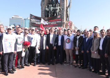 HAK-İŞ Taksim Cumhuriyet Anıtı’na çelenk bıraktı