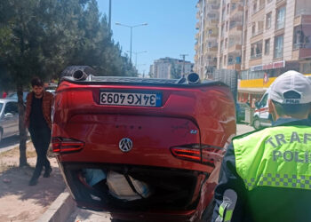 Hafif ticari araçla çarpışan otomobil ters döndü: 5 yaralı