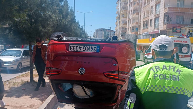 Hafif ticari araçla çarpışan otomobil ters döndü: 5 yaralı