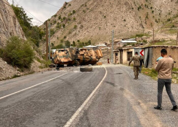Hakkari-Van yolunda askeri araç devrildi: 3 yaralı