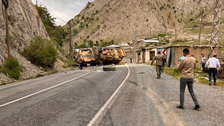 Hakkari-Van yolunda askeri araç devrildi: 3 yaralı
