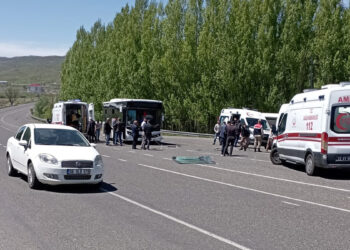 Halk otobüsü ile yolcu minibüsü çarpıştı: 16 yaralı