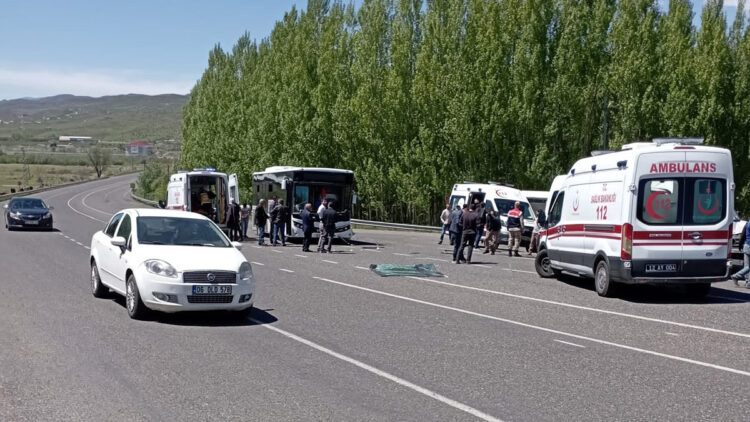 Halk otobüsü ile yolcu minibüsü çarpıştı: 16 yaralı