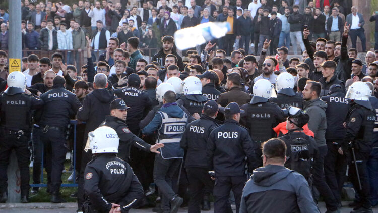 İmamoğlu'na taşlı saldırı soruşturmasında 9 kişi serbest