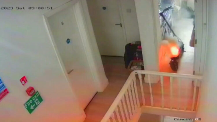 İngiliz itfaiyesi, şarjdaki skuterin patlama görüntüsünü paylaştı