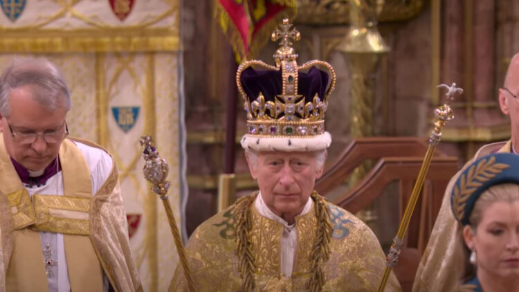 İngiltere Kralı 3. Charles kraliyet tacını giyindi