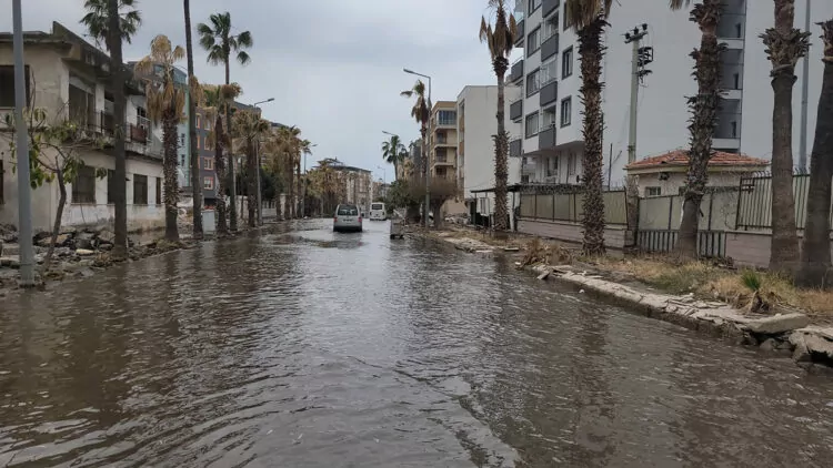 İskenderun'da deniz yükseldi; sokaklar suyla doldu