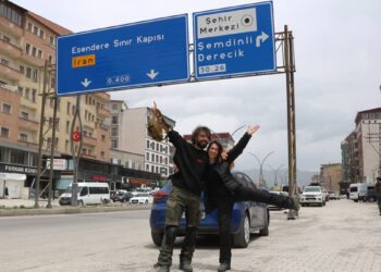 İspanya'dan Yüksekova'ya motosikletle geldiler