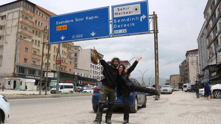 İspanya'dan Yüksekova'ya motosikletle geldiler