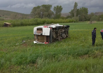 Isparta'da minibüs devrildi: 1 ölü, 5 yaralı