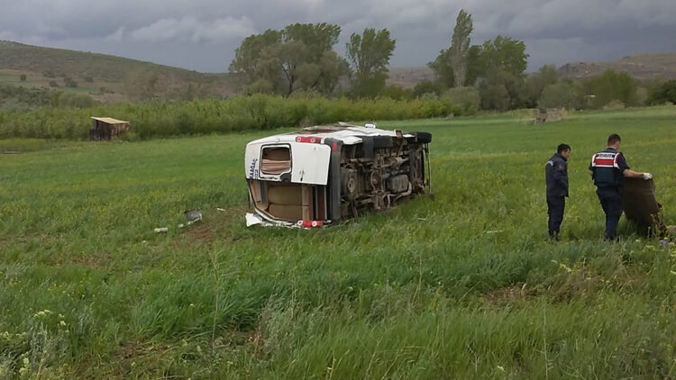 Isparta'da minibüs devrildi: 1 ölü, 5 yaralı