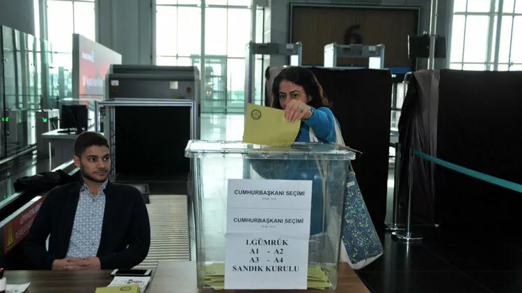 İstanbul havalimanı'nda oy kullanma işlemi sürüyor