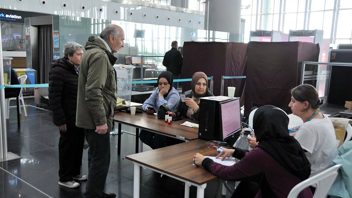 Istanbul havalimaninda oy kullanma islemi suruyorg 2 - yerel haberler - haberton